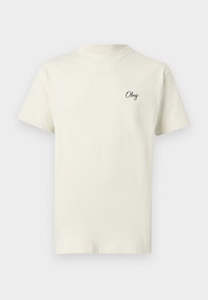 Εκρού κοντομάνικο T-shirt με στρογγυλή λαιμόκοψη και μικρό μαύρο κείμενο "Obey" στο αριστερό στήθος.