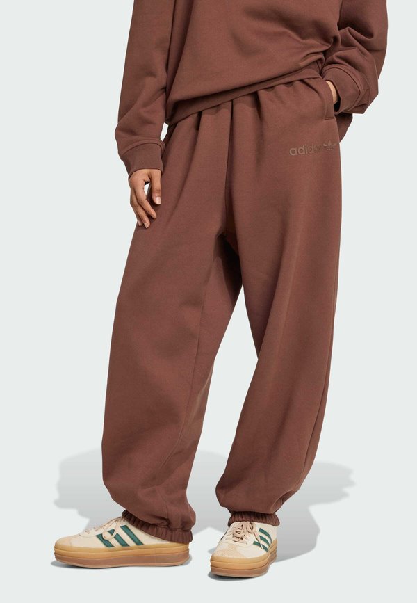 ESSENTIALS LINEAR JOGGER - Tracksuit bottoms - auburn