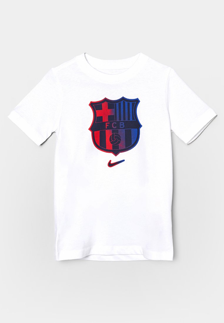 Weißes Baumwoll-T-Shirt mit dem Barcelona FC-Wappen in Blau und Rot, mit einem kleinen Nike-Logo über dem Wappen, kurzen Ärmeln und Rundhalsausschnitt.