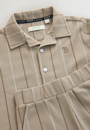 Beežikirju lühikeste varrukatega polosärk tekstureeritud kangaga, millel on pruunid ja valged triibud, kaks nuppu ja tikitud logo.