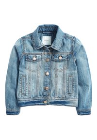 Veste en denim bleu clair avec un devant à boutons, deux poches poitrine et des accents effilochés. Elle présente un col classique et une texture légèrement décolorée.