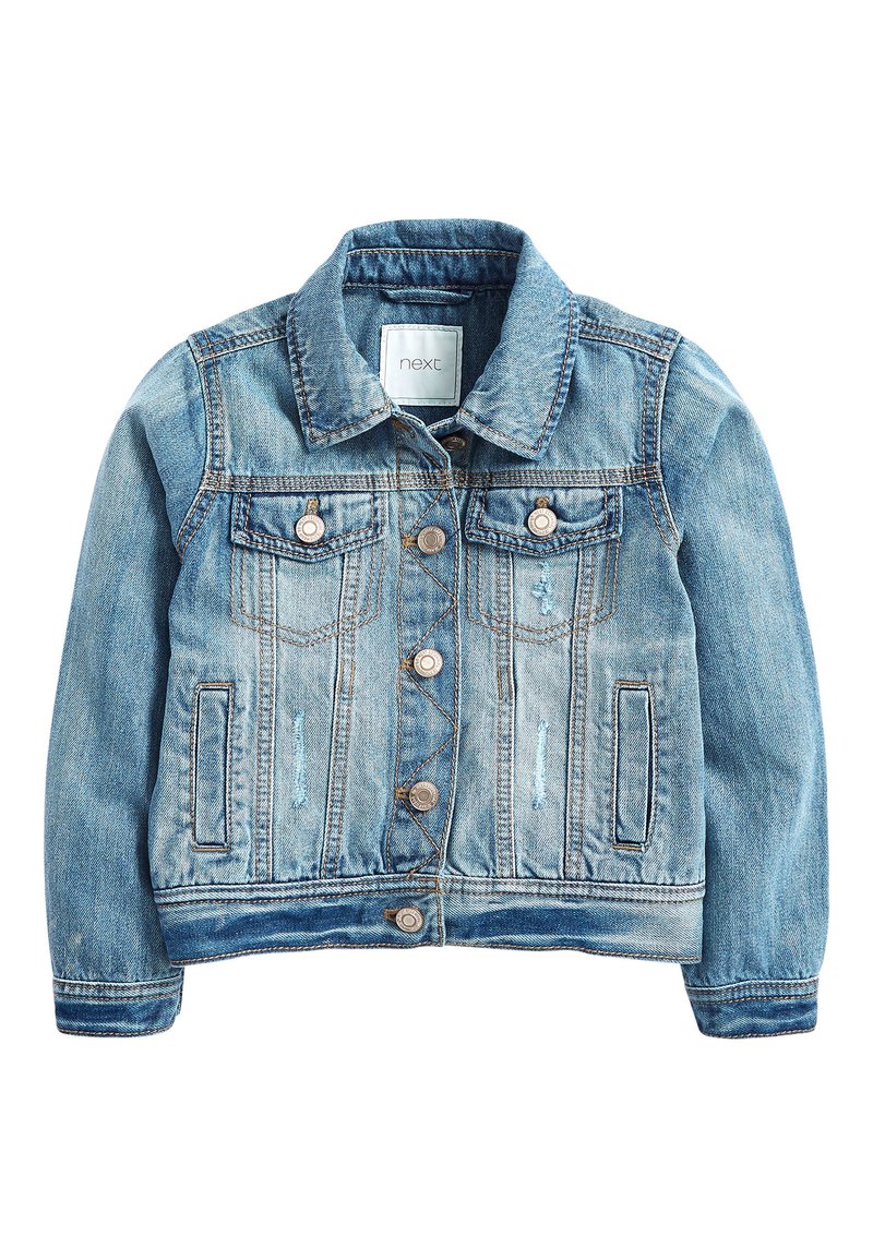 Veste en denim bleu clair avec un devant à boutons, deux poches poitrine et des accents effilochés. Elle présente un col classique et une texture légèrement décolorée.