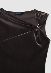 Top senza maniche in velluto marrone scuro con scollatura drappeggiata fissata da una chiusura in tonalità dorata, dotato di una fodera interna testurizzata e etichetta del marchio.