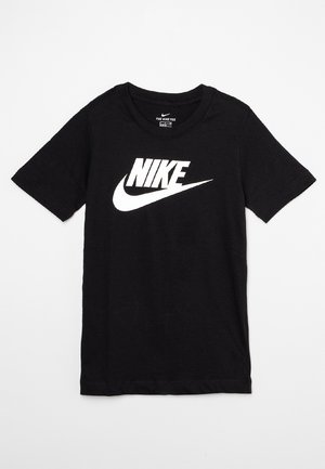 Czarna koszulka Nike z krótkim rękawem z białym logo Nike i znakiem swoosh nadrukowanym na piersi, położona na płasko na białym tle.
