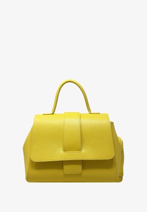 Geel leren handtas met een gestructureerde vorm, platte bovenklep en korte handgreep. Beschikt over een getextureerd oppervlak en zichtbare stiksels.