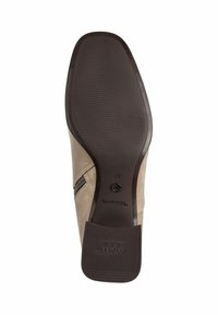 Stivale in suede beige chiaro con suola in gomma marrone scuro texture, dettaglio della cerniera laterale e logo stampato in modo sottile sulla suola.