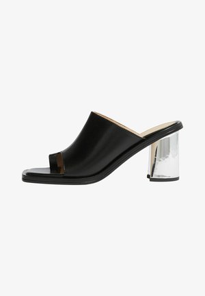 Crne sandale na otvorenom prstu s ravnim potplatom, izrađene od glatke kože, koje imaju sjajni srebrni blok petu i minimalistički dizajn.