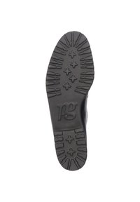 Suola di scarpa in gomma nera con un motivo di battistrada testurizzato, caratterizzata da design a croce e linee, logo "pg" in rilievo vicino al tallone.