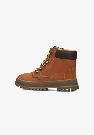 Bottine en cuir suédé marron avec un col en cuir texturé marron foncé, des lacets jaunes et une semelle en caoutchouc robuste avec des profondeurs profondes pour une meilleure adhérence.