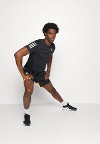 adidas Performance OWN THE RUN - T-shirt con stampa - black/silver