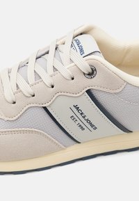 Jack & Jones JFWSPIRIT RUNNER - Sportcipő - moonbeam