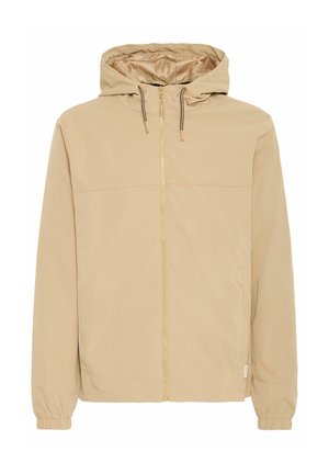 Beige hettejakke med glidelås laget av glatt stoff. Har elastiske mansjetter og et enkelt design, med snorer på hetta for justering.