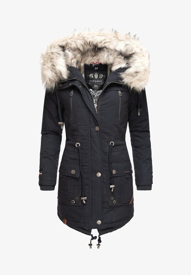 Parka nera con cappuccio foderato in pelliccia artificiale, vita regolabile con laccetti, numerose tasche con zip e a soffietto, e dettagli con bottoni sulle maniche e sul davanti.
