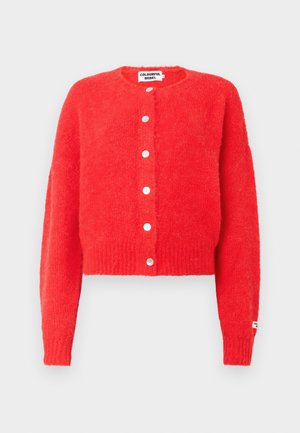 Roter, gekürzter Cardigan mit Rundhalsausschnitt, langen Ärmeln und fünf weißen Knöpfen auf der Vorderseite. Weicher, flauschiger Stoff mit geripptem Saum.