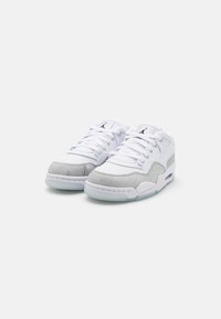Sneaker bianche con accenti in camoscio grigio, caratterizzate da un profilo basso, punta rotonda e lacci. Logo distintivo sulla linguetta e sul lato. Suola trasparente.