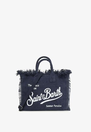 Bolso tote azul marino con detalles de flecos, dos asas y texto blanco que dice "The place to be Saint Barth Summer Paradise."