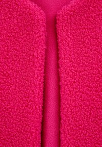 Chlpatá ružová bunda s textúrovanou tkaninou, bez goliera a s hladkým vnútorným podšívaním. Žiarivá farba je jednotná po celej ploche.