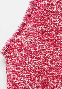 Tissu en tweed rose avec un motif texturé et tissé. Présente un mélange de fils blancs doux et de fils roses plus foncés, avec des bords effilochés le long des coutures.