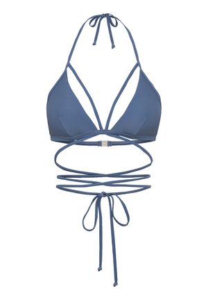 Modra bikini top z obliko trikotnika, več tankimi trakovi, izrezanim oblikovanjem in zavezovanjem. Narejen iz teksturirane tkanine za kopalke.