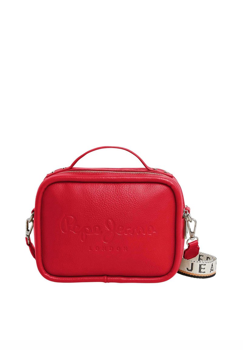 Borsa a tracolla in pelle rossa con logo del marchio in rilievo, forma rettangolare, chiusura con zip e tracolla regolabile con un accento decorativo.
