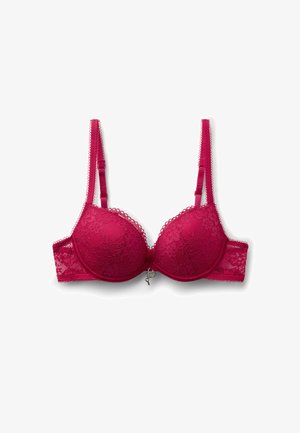 Rode kanten beugelbeha met verstelbare bandjes en een kleine zilveren hangslotbedel aan de voorkant, getoond op een witte achtergrond.