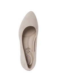 Zapato de tacón de ante beige con punta redonda y un diseño de corte bajo. Forro interior suave y plantilla ligeramente acolchada marcada como "Comfort Fit." Talla 37.