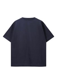 T-shirt bleu marine à manches courtes en coton. Doté d'un col rond classique et d'une coupe décontractée sans logos ni motifs visibles.