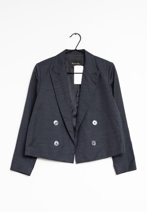 Blazer double boutonnage gris foncé coupé court avec de larges revers et quatre boutons, suspendu à un cintre noir avec une étiquette de prix blanche.