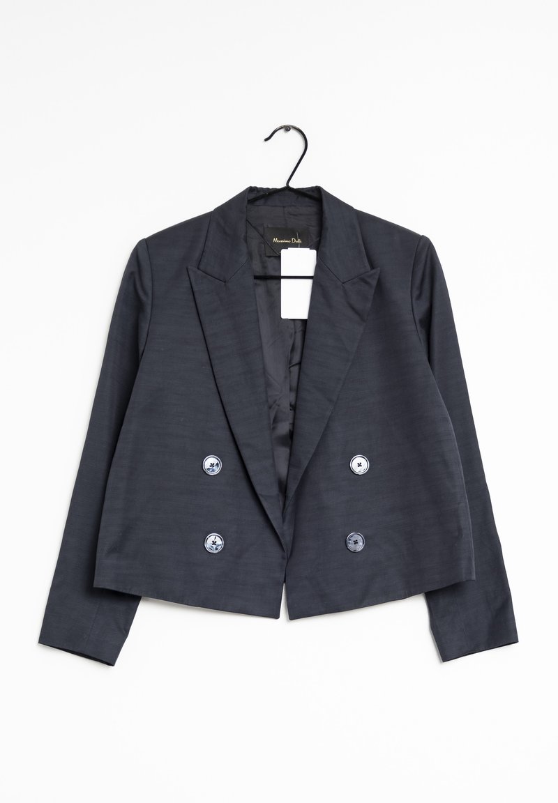 Blazer double boutonnage gris foncé coupé court avec de larges revers et quatre boutons, suspendu à un cintre noir avec une étiquette de prix blanche.