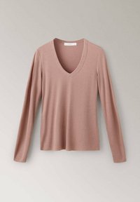 Pull côtelé marron clair à manches longues avec un col en V, présenté sur un fond clair uni.