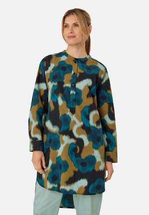 Camicia a maniche lunghe con un motivo astratto multicolore che presenta tonalità di teal, nero e marrone. Design con bottoni e scollatura rotonda.