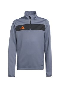 Sudadera deportiva gris de mangas largas con panel negro en el pecho, cuello con cremallera y logo de Adidas en naranja en el lado izquierdo.