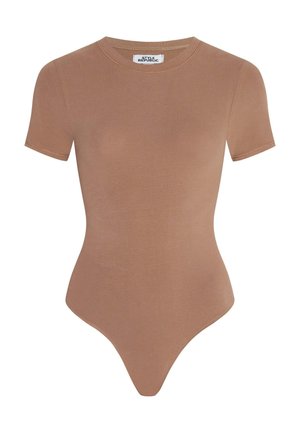 Brązowy body z krótkim rękawem, wykonane z gładkiego materiału, z okrągłym dekoltem i wycięciem w formie stringów, tworzące dopasowaną sylwetkę.