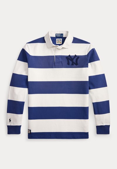 Chemise de rugby à manches longues avec larges rayures horizontales bleu marine et blanches, un col blanc et un logo NY brodé foncé sur la poitrine.