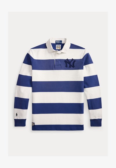 Chemise de rugby à manches longues avec larges rayures horizontales bleu marine et blanches, un col blanc et un logo NY brodé foncé sur la poitrine.