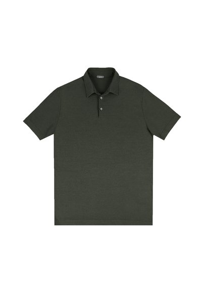 Polo de manga corta en color verde oscuro. Presenta un cuello clásico y una tapeta de tres botones. Fabricado con una tela suave y texturizada.