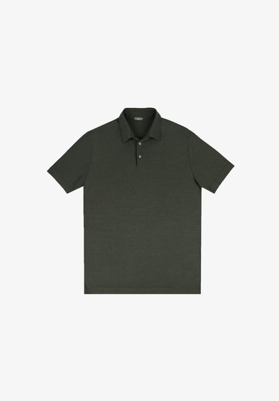 Polo de manga corta en color verde oscuro. Presenta un cuello clásico y una tapeta de tres botones. Fabricado con una tela suave y texturizada.