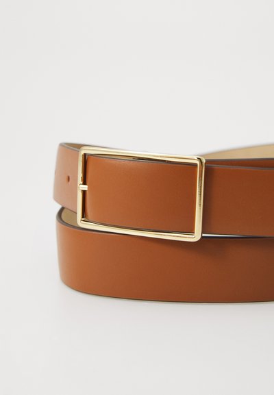 Καφέ δερμάτινη ζώνη με χρυσό ορθογώνιο κούμπωμα, λεία υφή και ακριβή ραφή κατά μήκος των ακμών.