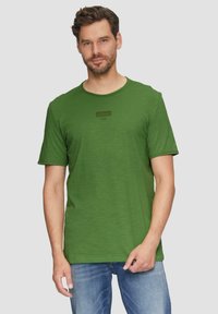 s.Oliver LOGO MIT ROLLKANTE UND STRUKTUR - T-shirt print - bambusgrün