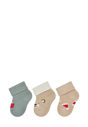 Drei Paare Baby-Socken: eine hellblaue mit einem roten Quadrat, eine beige mit einem Bärenkopf und eine beige mit dreieckigen roten Mustern.