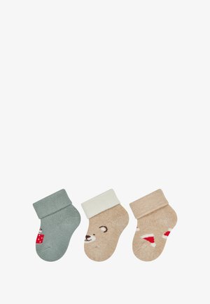 Drei Paare Baby-Socken: eine hellblaue mit einem roten Quadrat, eine beige mit einem Bärenkopf und eine beige mit dreieckigen roten Mustern.