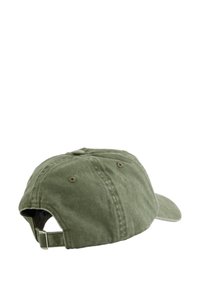 Khaki krāsa beisbola cepure, izgatavota no kokvilnas, ar izliekto vizieri, regulējamu siksnu un ventilācijas caurumiem aizmugurē. Tekstūras auduma virsma.