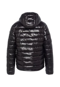 Giacca a vento nera con una texture lucida, dotata di cappuccio, sezioni imbottite e polsini a coste. Progettata per calore e isolamento.