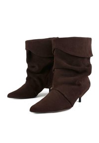 Stivaletti alla caviglia in suede marrone con design arricciato, punta affusolata e tacco kitten basso. Texture liscia e dettagli piegati nella parte superiore.