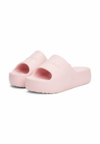 Infradito in gomma rosa con punte aperte, suole piatte e design minimalista; logo impresso sulla parte superiore per un dettaglio discreto.