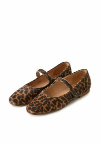 Zapatos Mary Jane planos con estampado de leopardo, hechos de suave ante, con punta redonda y una tira delgada a lo largo del empeine para un ajuste seguro.