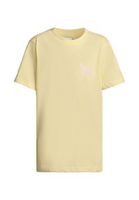 T-shirt jaune clair à manches courtes avec un petit graphique de papillon rose pâle sur la poitrine gauche.