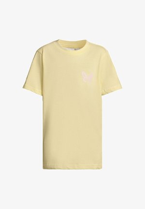 Világos sárga, rövid ujjú póló, egy kis, világos rózsaszín pillangó grafikával a bal mellrészen.