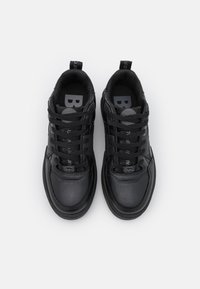 Black sneakers with a smooth leather finish, rounded toe, padded collar, and flat laces. Features branded insoles and pull tabs.