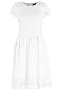 Vestido blanco de longitud a la rodilla con cuerpo ajustado, mangas de encaje tipo capa, cintura fruncida y borde de encaje a lo largo del dobladillo.